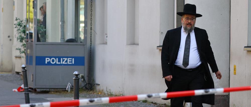 Ein Mitglied der jüdischen Gemeinde am Tatort eines Brandanschlags auf eine Synagoge in Berlin.