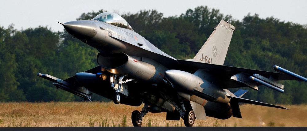 FILE PHOTO: A Dutch F-16 fighter jet is seen at the Volkel Air Base in Volkel, Netherlands, June 9, 2023. REUTERS/Piroschka van de Wouw/File Photo