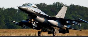 FILE PHOTO: A Dutch F-16 fighter jet is seen at the Volkel Air Base in Volkel, Netherlands, June 9, 2023. REUTERS/Piroschka van de Wouw/File Photo