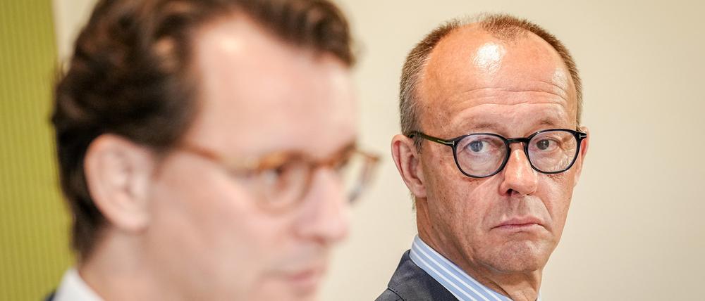 Auf einer gemeinsamen Pressekonferenz am Dienstagvormittag wurde klar, dass NRW-Ministerpräsident Hendrik Wüst (CDU) und Bundesparteichef Friedrich Merz nicht in allen Punkten übereinstimmen.