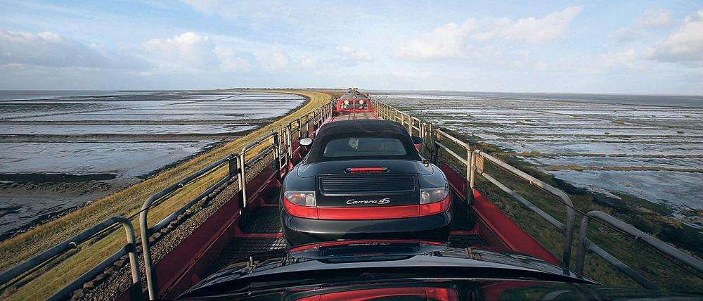Ein Autozug fährt über den Hindenburgdamm in Richtung Sylt. (Archivfoto)