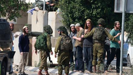 Israelische Siedler nach dem Sturm auf das palästinensische Dorf Dayr Sharaf in der besetzten Westbank. Die Armee greift oft nicht ein. 