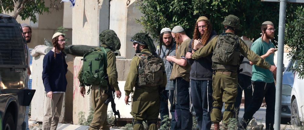 Israelische Siedler nach dem Sturm auf das palästinensische Dorf Dayr Sharaf in der besetzten Westbank. Die Armee greift oft nicht ein. 