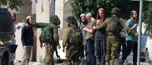 Israelische Siedler nach dem Sturm auf das palästinensische Dorf Dayr Sharaf in der besetzten Westbank. Die Armee greift oft nicht ein. 