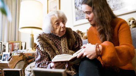 Dreharbeiten mit der Holocaust überlebenden Margot Friedländer und Julia Anna Grob.vollständiger Nennung des vorstehenden Credits +++ dpa-Bildfunk +++