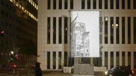 „Missing link_“, eine Lichtinstallation von Mischa Kuball.