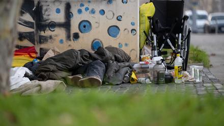 Eine Person liegt in der Innenstadt unter einem Schlafsack. Die Zahl der Wohnungslosen in Deutschland ist neuen Berechnungen zufolge im vergangenen Jahr deutlich gestiegen. (Archivfoto) 