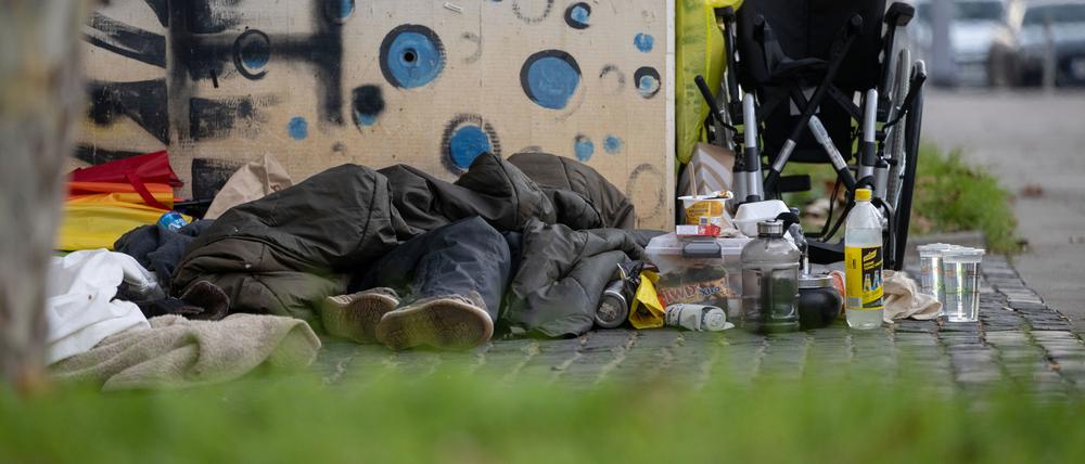 Eine Person liegt in der Innenstadt unter einem Schlafsack. Die Zahl der Wohnungslosen in Deutschland ist neuen Berechnungen zufolge im vergangenen Jahr deutlich gestiegen. (Archivfoto) 
