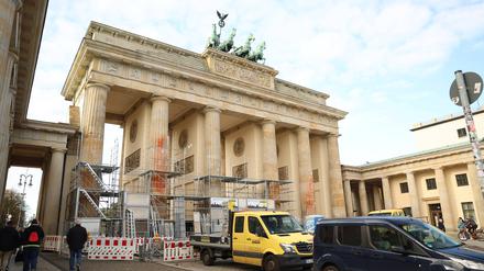 Nach der Farbattacke der Letzten Generation wird ein Gerüst am Brandenburger Tor für Reinigungsarbeiten aufgebaut. 