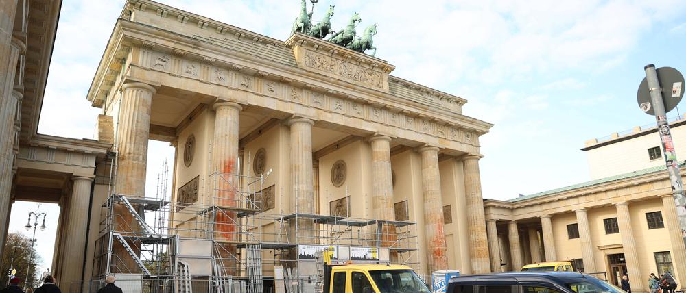 Nach der Farbattacke der Letzten Generation wird ein Gerüst am Brandenburger Tor für Reinigungsarbeiten aufgebaut.