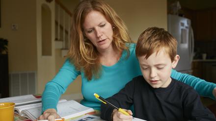 Im besten Fall können Eltern die Versäumnisse der Schulen zu kompensieren versuchen.
