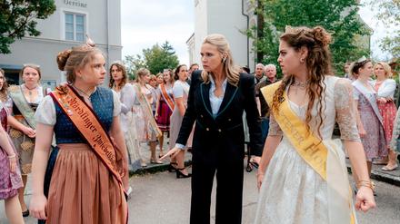 HANDOUT - 18.10.2023, ---, --: Sylvia (Veronica Ferres, Mitte) versucht den Streit zwischen Annelie (Daria Vivien Wolf, links) und Toni (Lilly Wiedemann) zu schlichten in einer Szene aus  «Tatort: Königinnen» (unatiert). Der Krimi aus München wird am 29.10.2023 im Ersten ausgestrahlt. Foto: Luis Zeno Kuhn/BR/Odeon Fiction GmbH//dpa - ACHTUNG: Nur zur redaktionellen Verwendung im Zusammenhang mit einer Berichterstattung über die Sendung und nur mit vollständiger Nennung des vorstehenden Credits +++ dpa-Bildfunk +++