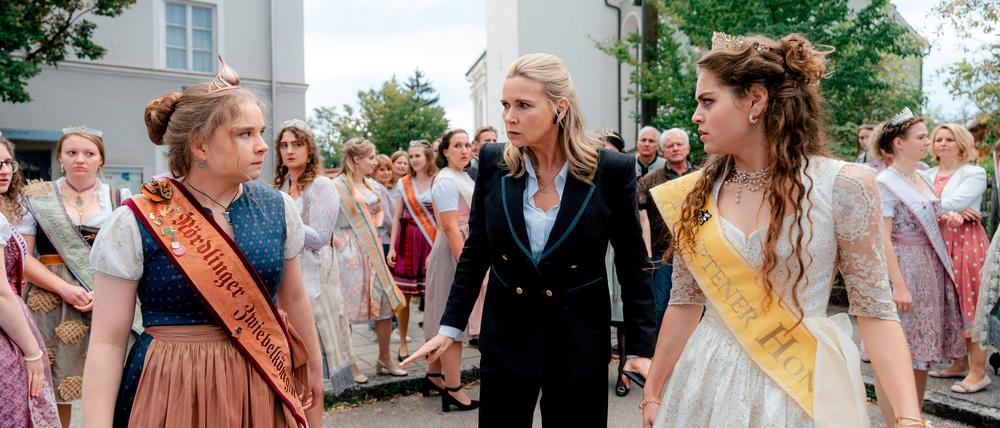 HANDOUT - 18.10.2023, ---, --: Sylvia (Veronica Ferres, Mitte) versucht den Streit zwischen Annelie (Daria Vivien Wolf, links) und Toni (Lilly Wiedemann) zu schlichten in einer Szene aus «Tatort: Königinnen» (unatiert). Der Krimi aus München wird am 29.10.2023 im Ersten ausgestrahlt. Foto: Luis Zeno Kuhn/BR/Odeon Fiction GmbH//dpa - ACHTUNG: Nur zur redaktionellen Verwendung im Zusammenhang mit einer Berichterstattung über die Sendung und nur mit vollständiger Nennung des vorstehenden Credits +++ dpa-Bildfunk +++