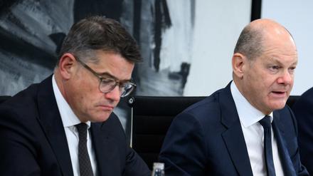 Hessens Regierungschef Boris Rhein (CDU, links) will als derzeitiger Vorsitzender der Ministerpräsidentenkonferenz , dass Bundeskanzler Olaf Scholz (SPD) an ihrer nächsten Runde teilnimmt.