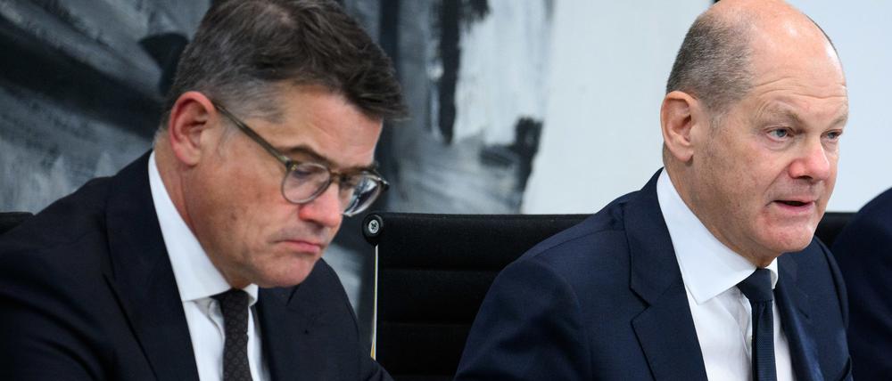 Hessens Regierungschef Boris Rhein (CDU, links) will als derzeitiger Vorsitzender der Ministerpräsidentenkonferenz , dass Bundeskanzler Olaf Scholz (SPD) an ihrer nächsten Runde teilnimmt.