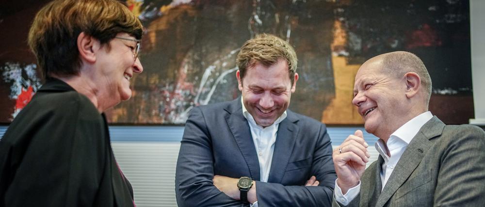 Zufriedene Genossen: Die SPD-Parteichefs Saskia Esken und Lars Klingbeil freuen sich über den Erfolg von Bundeskanzler Olaf Scholz.