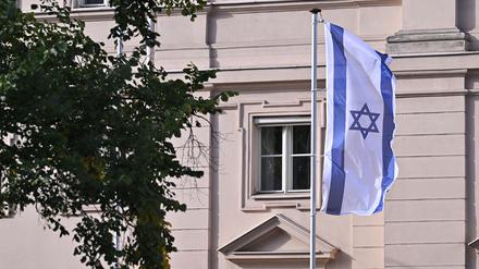Die israelische Flagge vor dem Ministerium für Wissenschaft, Forschung und Kultur in Potsdam.