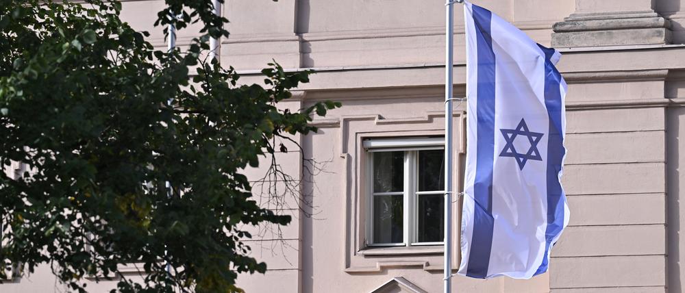 Die israelische Flagge vor dem Ministerium für Wissenschaft, Forschung und Kultur in Potsdam.