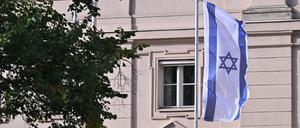Die israelische Flagge vor dem Ministerium für Wissenschaft, Forschung und Kultur in Potsdam.