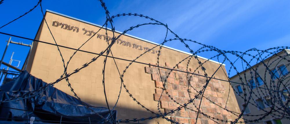 Stacheldraht umgibt die Baustelle der Neuen Synagoge in Magdeburg. Mit der Eröffnung der Neuen Synagoge am 10. Dezember 2023 steht in Magdeburg ein historisches Ereignis bevor. 