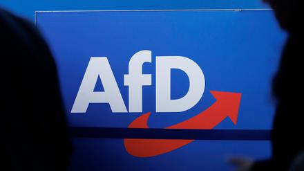 Das Parteilogo ist beim AfD-Bundesparteitag in der Magdeburger Messe zu sehen. 