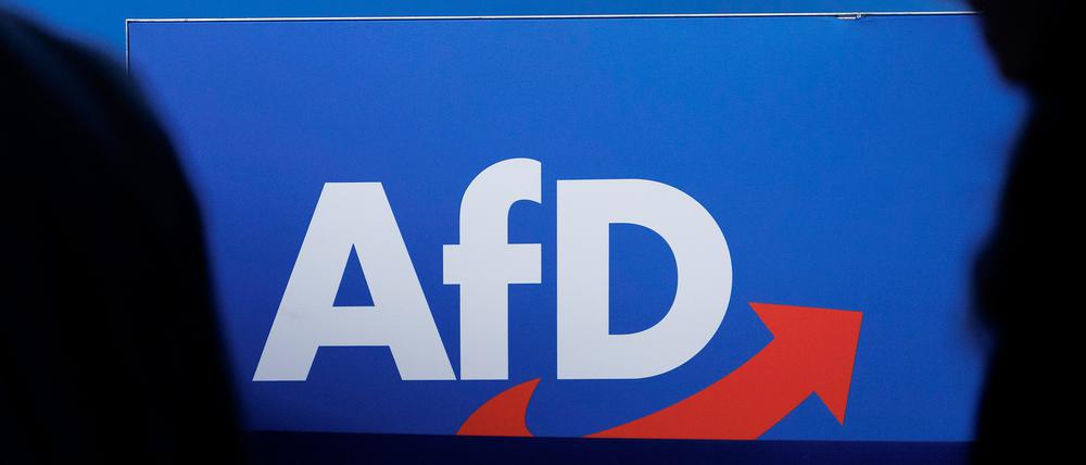 Das Parteilogo ist beim AfD-Bundesparteitag in der Magdeburger Messe zu sehen. 