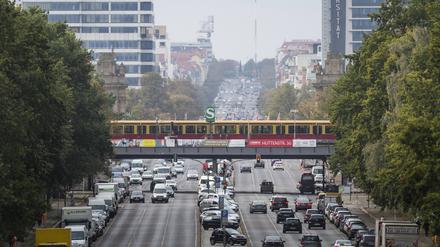 S-Bahn und Autos entlang der Bismarckstrasse, Berlin, 07.10.2017. Berlin Deutschland *** S Railway and Cars along the Bismarckstraße Berlin 07 10 2017 Berlin Germany PUBLICATIONxINxGERxSUIxAUTxONLY Copyright: xFlorianxGaertner/photothek.netx