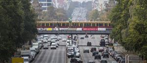 S-Bahn und Autos entlang der Bismarckstrasse, Berlin, 07.10.2017. Berlin Deutschland *** S Railway and Cars along the Bismarckstraße Berlin 07 10 2017 Berlin Germany PUBLICATIONxINxGERxSUIxAUTxONLY Copyright: xFlorianxGaertner/photothek.netx