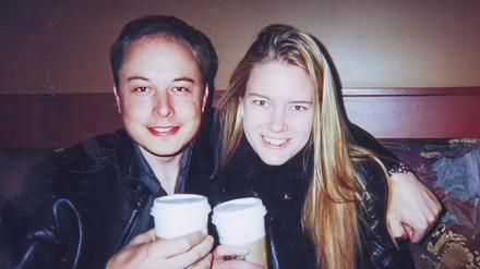 Seine spätere Ehefrau Justine Wilson lernt Elon Musk an der Universität kennen. 