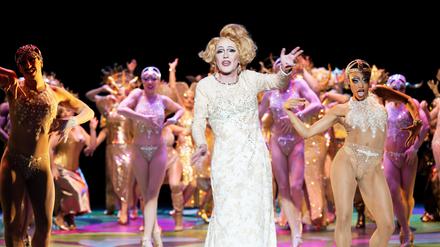 „La Cage aux Folles“ an der Komischen Oper ist eines von vielen Stücken, die im Winter 2023/2024 in der Hauptstadt aufgeführt werden.