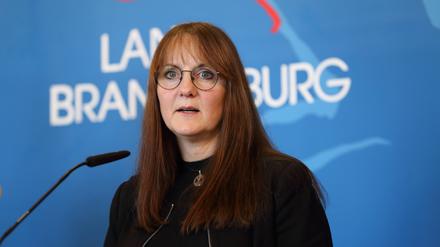 Finanzministerin Katrin Lange SPD spricht während einer Pressekonferenz.