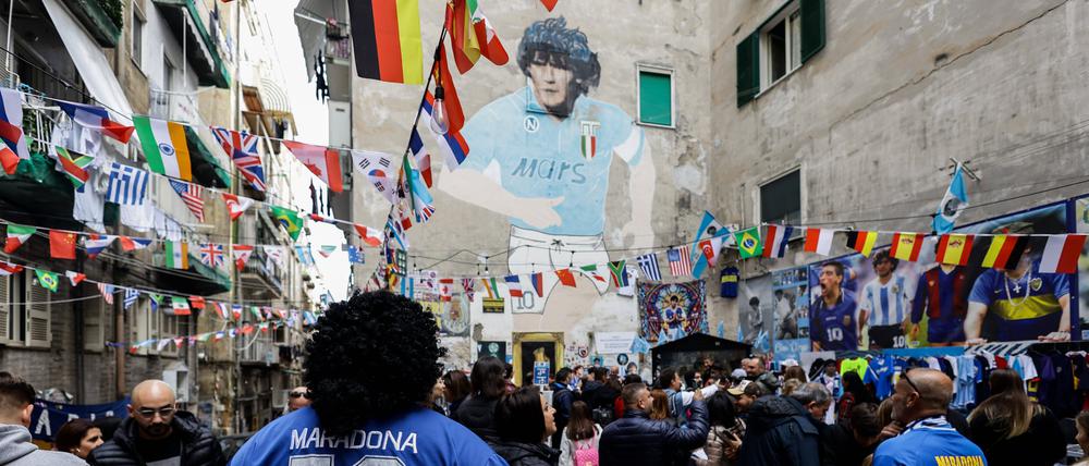 In Neapel ist El Pibe de oro, der Goldjunge, immer noch allgegenwärtig, doch die zentrale Pilgerstätte sind die Murales Maradona in den Quartieri Spagnoli. 