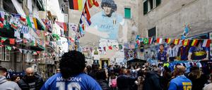 In Neapel ist El Pibe de oro, der Goldjunge, immer noch allgegenwärtig, doch die zentrale Pilgerstätte sind die Murales Maradona in den Quartieri Spagnoli. 