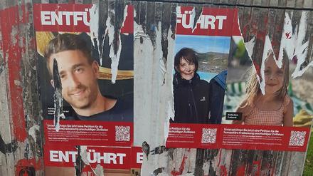 Teilweise abgerissene Plakate von Opfern des Hamas-Angriffs auf Israel hängen auf einem Kasten in Berlin.