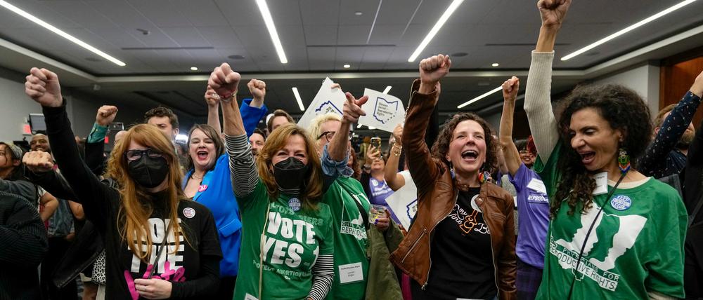 Befürworter von Abtreibungsrechten feiern am 7. November 2023 in Ohio den Sieg des Referendums über die so genannte Issue 1, eine Maßnahme zur Verankerung des Rechts auf Abtreibung in der Verfassung von Ohio.