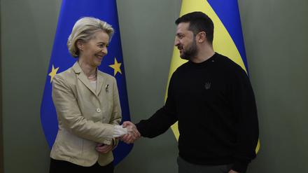Wolodymyr Selenskyj (r), Präsident der Ukraine, empfängt Ursula von der Leyen, Präsidentin der Europäischen Kommission, im Mariinsky-Palast. (Archivfoto) 