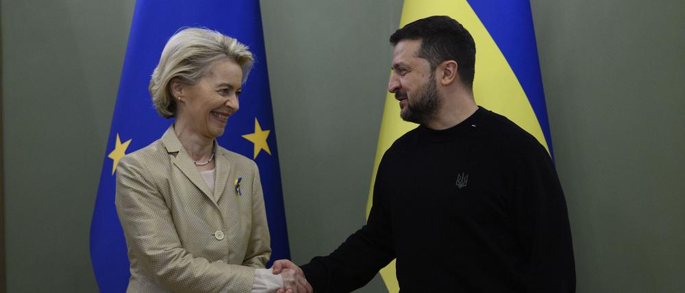 Wolodymyr Selenskyj (r), Präsident der Ukraine, empfängt Ursula von der Leyen, Präsidentin der Europäischen Kommission, im Mariinsky-Palast. (Archivfoto)