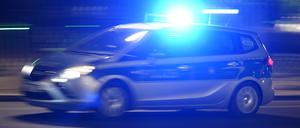 Ein Polizeiauto bei einer Einsatzfahrt mit Blaulicht. 