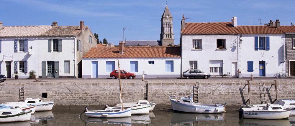 Auf der pittoresken Insel Noirmoutier haben die Fensterläden drei Farben: Blau für Fischerhäuser, Grau für die der Salzbauern und Grün für Bauernhäuser.