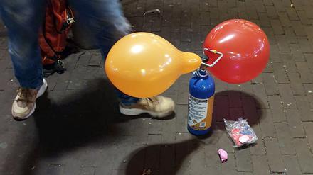 Lachgas-Rausch mit Folgen: Ein regelmäßiger Konsum kann zu einer Nervenschädigung und einem Vitamin-B12-Mangel führen. 