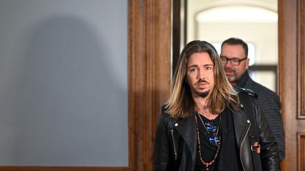Der deutsche Rockmusiker Gil Ofarim betritt vor einem seiner Anwälte den Saal des Landgerichts in Leipzig. Hier läuft der Prozess gegen Ofarim wegen falscher Verdächtigung und Verleumdung. 