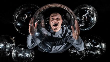 Das Post Theater entwirft in „No Man Is An Island“ zusammen mit dem taiwanesischen Performer Po Fu Wu ein Science-Fiction-Szenario.