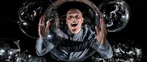 Das Post Theater entwirft in „No Man Is An Island“ zusammen mit dem taiwanesischen Performer Po Fu Wu ein Science-Fiction-Szenario.