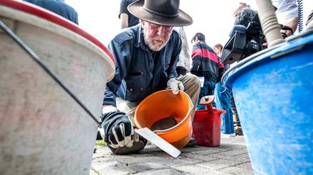 In Kamp-Lintfort Stolpersteine am Kirchplatz *** NUR FUeR REDAKTIONELLE ZWECKE *** EDITORIAL USE ONLY ***<p>Gunter Demnig setzt blitzschnell am Freitag, den 10. Juni 2022, den ersten Stolperstein in Kamp - Lintfort am Kirchplatz 17. Die ersten Stolpersteine werden in Kamp-Lintfort gesetzt. Der allererste am Kirchplatz 14, im Gedenken an den Widerstandskaempfer Ernst Altheide. Kamp-Lintfort Copyright: VolkerxHerold *** in Kamp Lintfort Stumbling blocks on Kirchplatz *** ONLY FOR EDITORIAL PURPOSE *** EDITORIAL USE ONLY *** P Gunter Demnig sets fast on Friday, the 10 June 2022, the first Stumbling block in Kamp Lintfort on Kirchplatz 17 the first Stumbling blocks become in Kamp Lintfort set the very first on Kirchplatz 14, at Commem Copyright: VolkerxHerold doc7ldkof51rhua6pxpduq EDITORIAL USE ONLY