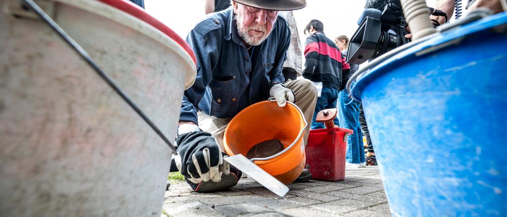 In Kamp-Lintfort Stolpersteine am Kirchplatz *** NUR FUeR REDAKTIONELLE ZWECKE *** EDITORIAL USE ONLY ***<p>Gunter Demnig setzt blitzschnell am Freitag, den 10. Juni 2022, den ersten Stolperstein in Kamp - Lintfort am Kirchplatz 17. Die ersten Stolpersteine werden in Kamp-Lintfort gesetzt. Der allererste am Kirchplatz 14, im Gedenken an den Widerstandskaempfer Ernst Altheide. Kamp-Lintfort Copyright: VolkerxHerold *** in Kamp Lintfort Stumbling blocks on Kirchplatz *** ONLY FOR EDITORIAL PURPOSE *** EDITORIAL USE ONLY *** P Gunter Demnig sets fast on Friday, the 10 June 2022, the first Stumbling block in Kamp Lintfort on Kirchplatz 17 the first Stumbling blocks become in Kamp Lintfort set the very first on Kirchplatz 14, at Commem Copyright: VolkerxHerold doc7ldkof51rhua6pxpduq EDITORIAL USE ONLY