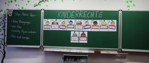 Was sind Kinderrechte? Hier an einer Tafel in Brandenburg.