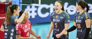Suvi Kokkonen (zweite von rechts) und ihr Team bejubeln den Sieg gegen Lódz. 