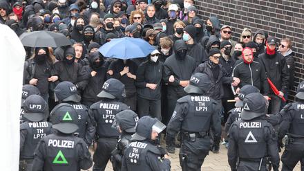 Teilnehmer des linken Blocks protestieren am 1. Mai gegen die sogenannte Montagsdemonstration und stehen sich Polizeibeamten gegenüber. Es kam zu einem Durchbruchsversuch. (Archivfoto)