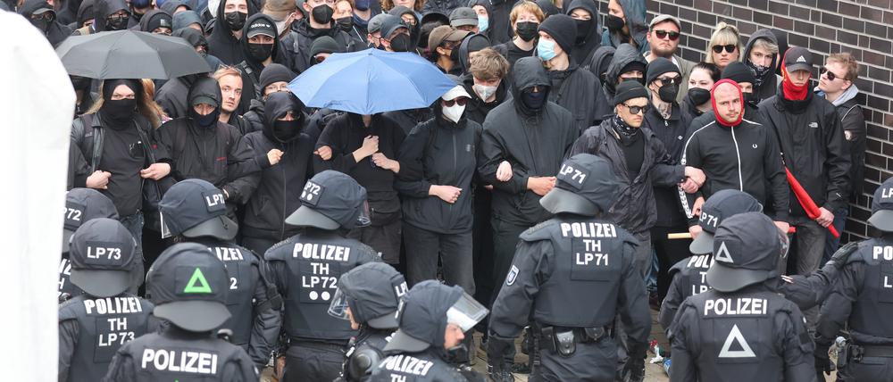 Teilnehmer des linken Blocks protestieren am 1. Mai gegen die sogenannte Montagsdemonstration und stehen sich Polizeibeamten gegenüber. Es kam zu einem Durchbruchsversuch. (Archivfoto)