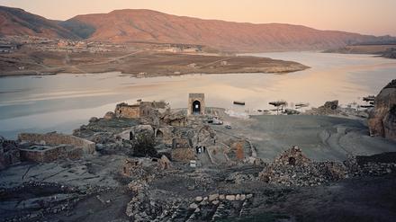 Hasankeyf in Südosten-Anatolien. 2020 wurden Protesten zum Trotz für den Bau des Ilisu-Staudamms große Teile der historischen Stätten überschwemmt. 